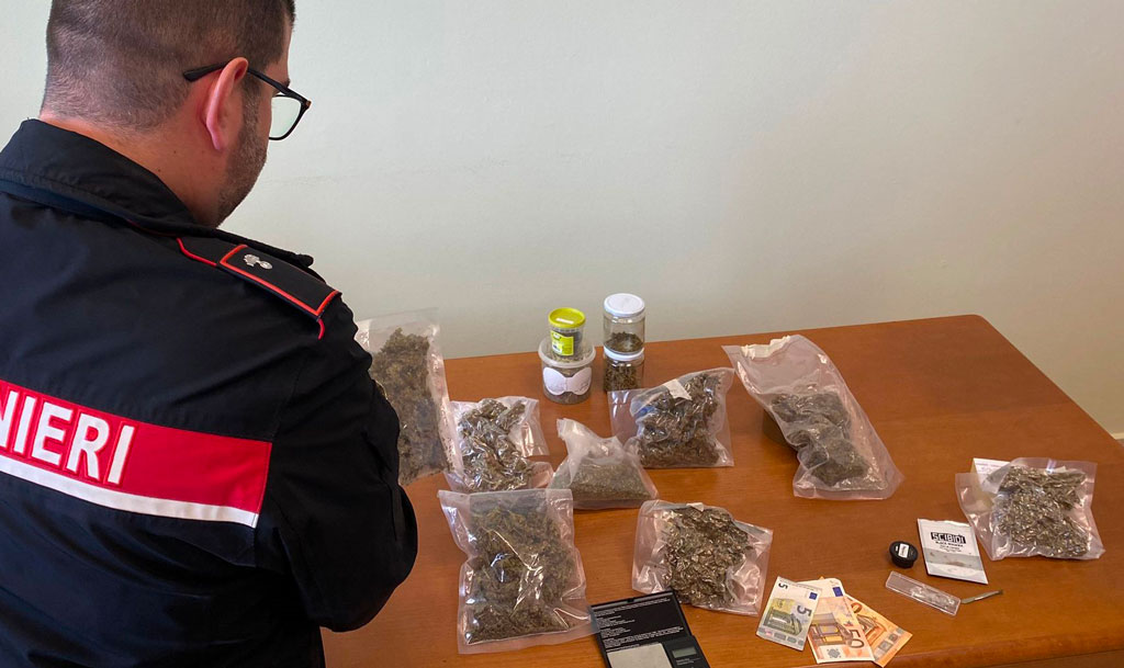 Detenzione ai fini di spaccio, in possesso di marijuana e contanti: in manette 35enne a Sellia Marina