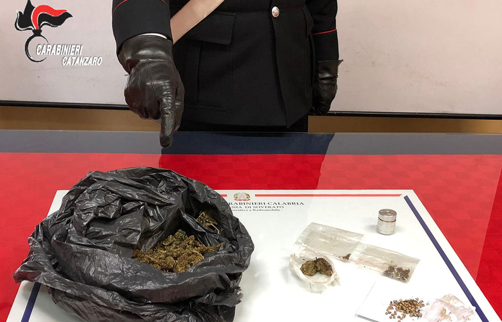 Controlli antidroga, arrestato 43enne e segnalati 3 giovani a Soverato