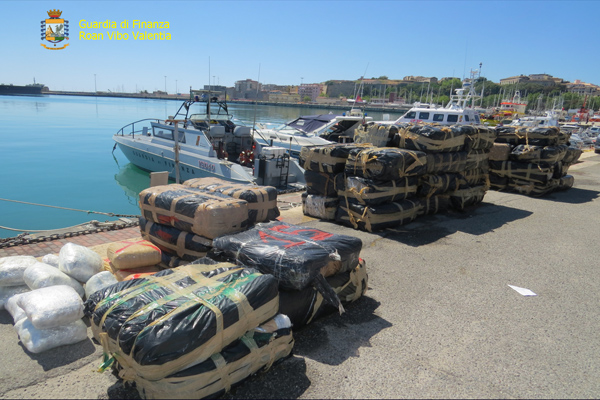 Calabria: Gdf sequestra 1.500 chili di marijuana al largo di Cirò Marina
