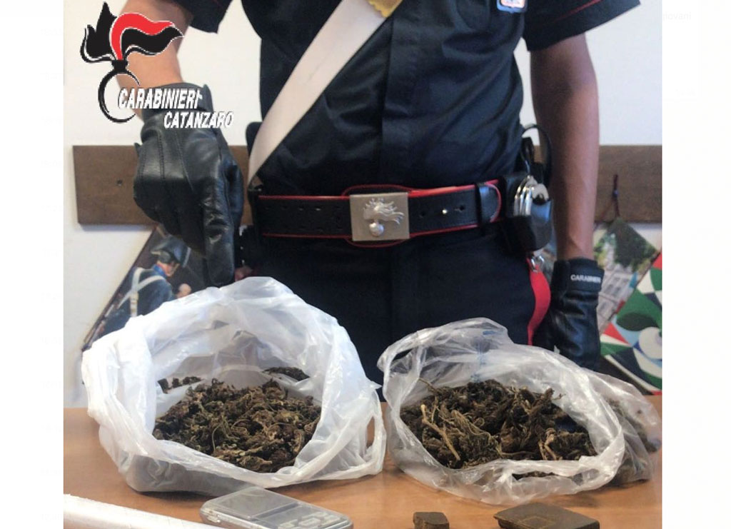 Nascondeva droga nel bagno e sotto il divano, arrestato 19enne a Guardavalle 