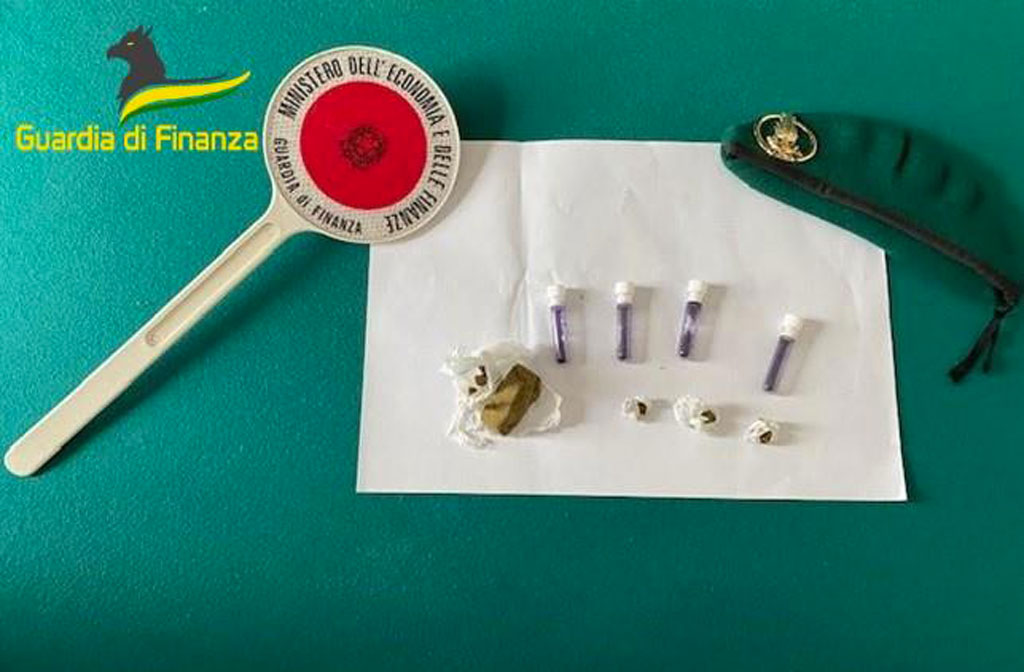 Controlli antidroga della finanza a Crotone, due arresti e una denuncia: in azione pastori tedeschi