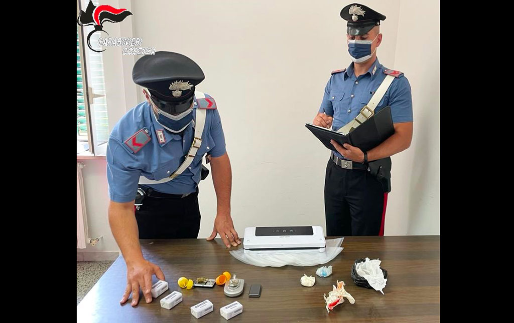 Nascondeva cocaina e marijuana fra le medicine, un arresto nel cosentino