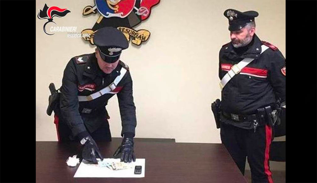 Coronavirus, si sposta da casa per comprare droga e lo scrive su autocertificazione: arrestato 51enne nel reggino