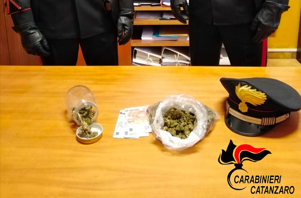 Viaggiava su autobus con marijuana, denunciato 17enne a Catanzaro