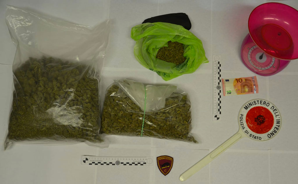 Droga, 2 chili marijuana in casa: arrestato 44enne catanzarese