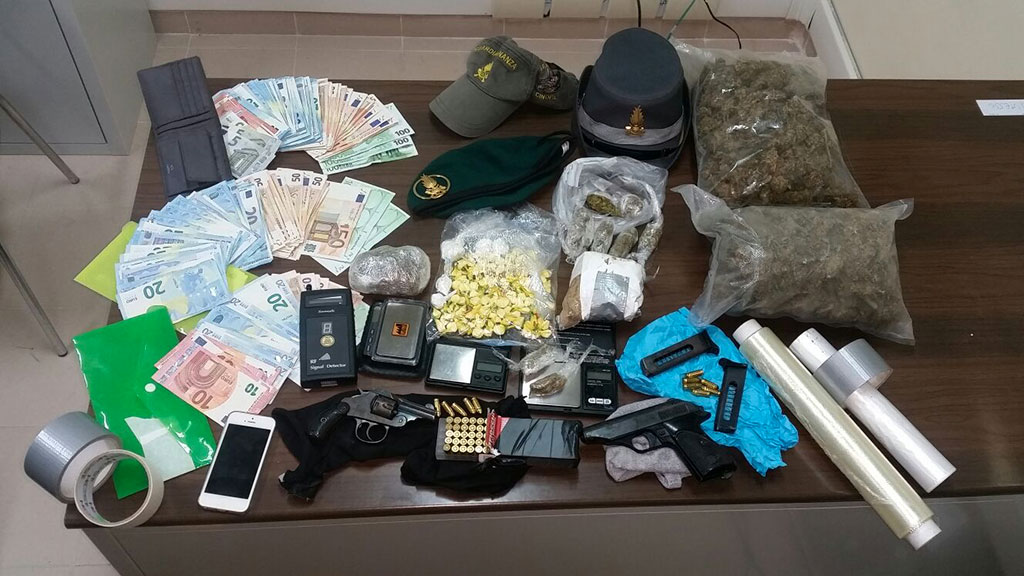 Lamezia: Gdf sequestra armi, droga e denaro, arrestato 37enne