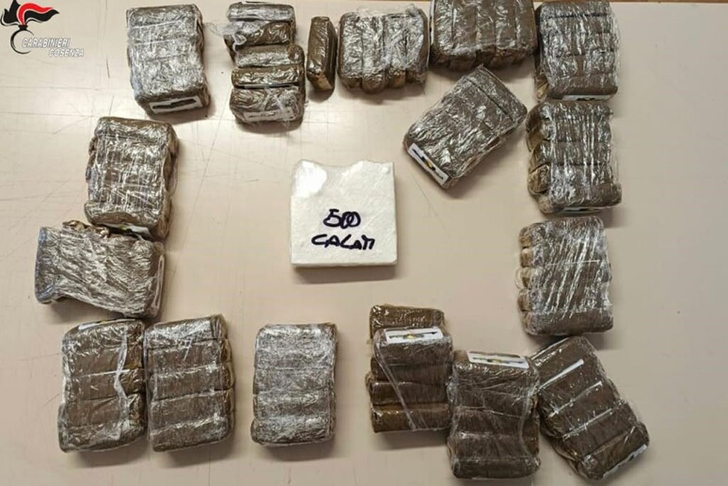 In auto con 8 chili di hascisc e 500 grammi di cocaina nel Cosentino, un arresto 
