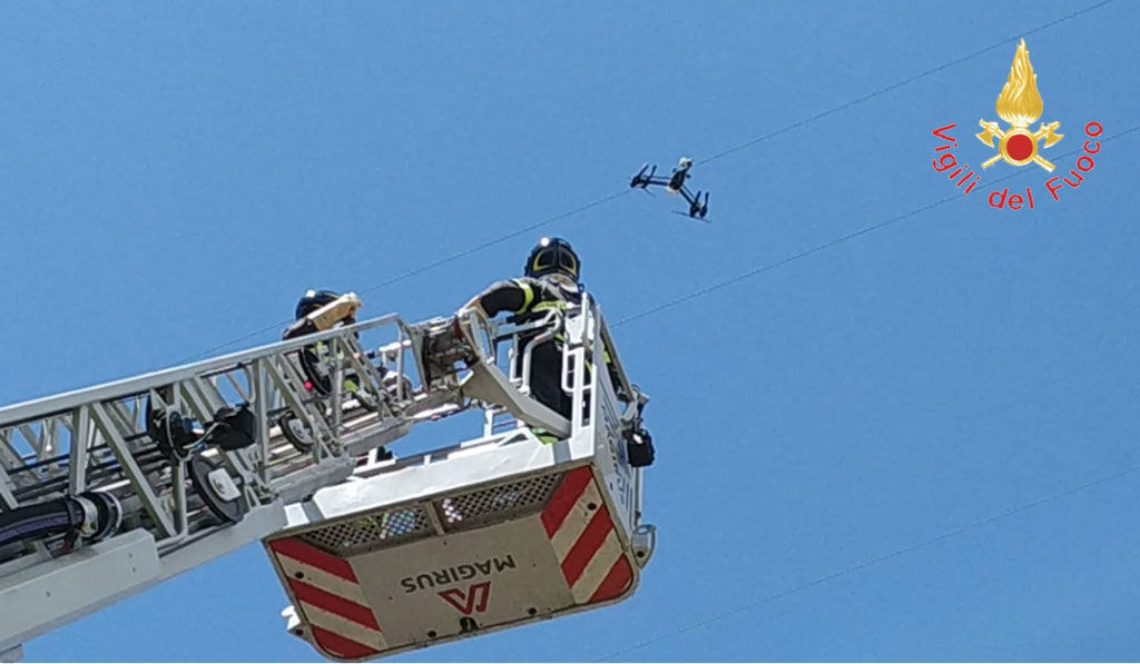 Lamezia, drone resta impigliato in cavi alta tensione su A2: recuperato e sequestrato - VIDEO 