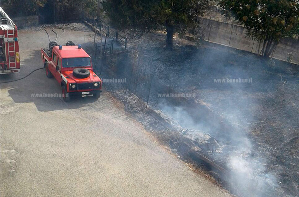Lamezia, incendio vicino stazione Sambiase