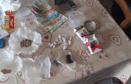 Nascondeva in casa cocaina ed eroina, arrestato 53enne a Crotone