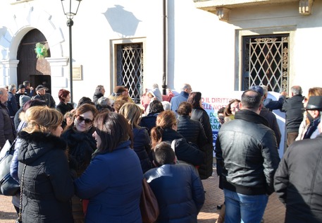 Stop erogazione acqua a Isola Capo Rizzuto, protesta dei cittadini davanti al Comune