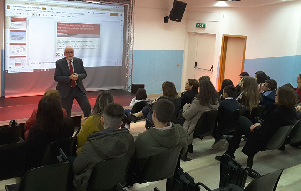 Lamezia, all'istituto Manzoni-Augruso la cerimonia di consegna dei nuovi attestati Ecdl base