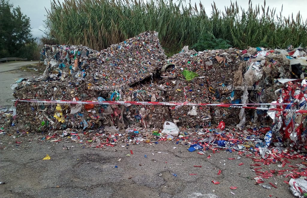 Lamezia, 35 tonnellate di ecoballe sequestrate in località Trigna