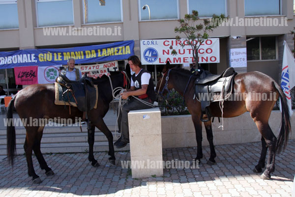 Lamezia: L'ecomulo di Price e Adamo fa tappa in città davanti tribunale