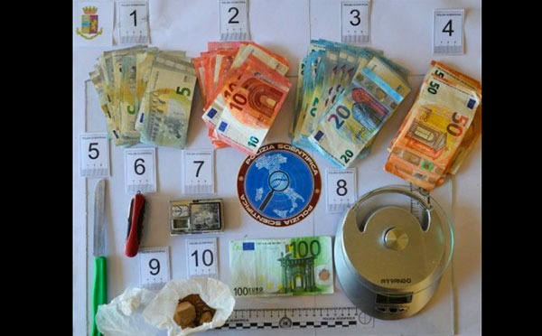 Nascondono eroina e cocaina in un accappatoio, arrestata coppia a Catanzaro