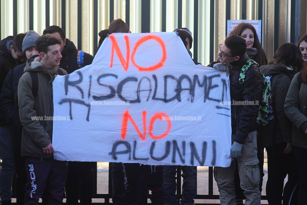 Lamezia, “No riscaldamenti no alunni” la protesta degli studenti dell’Einaudi per aule troppo fredde