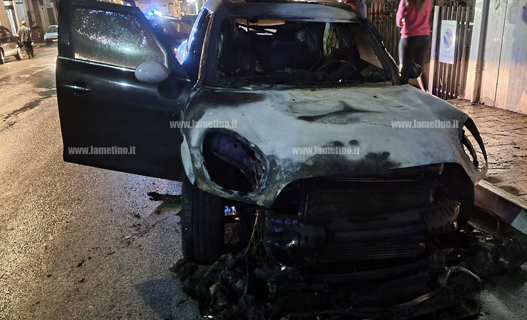 Lamezia, auto in fiamme su via Adda