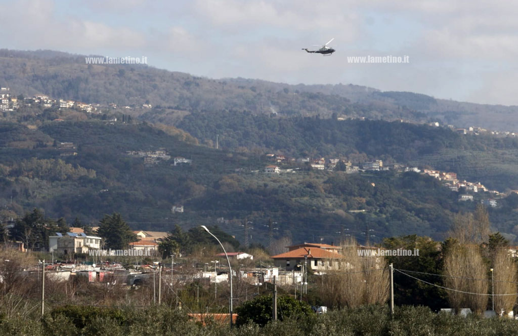 Lamezia, elicottero dei carabinieri sorvola la città per attività di prevenzione e controllo