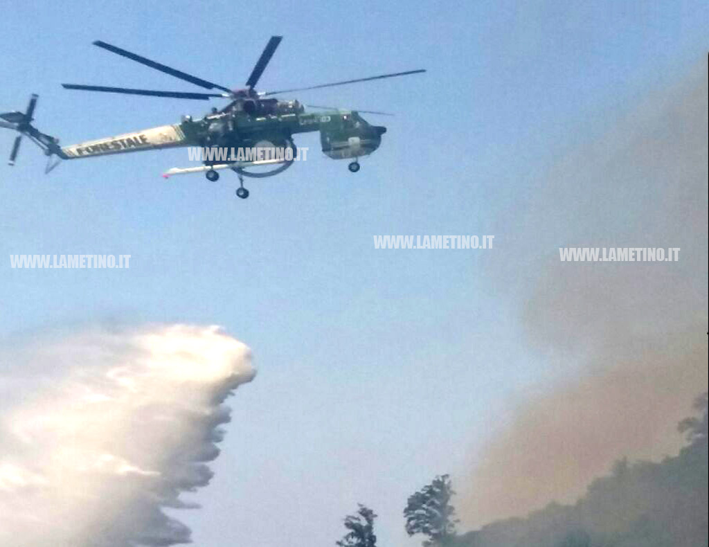 Lamezia: continuano incendi su Monte Mancuso, vigili del fuoco al lavoro per preservare abitazioni