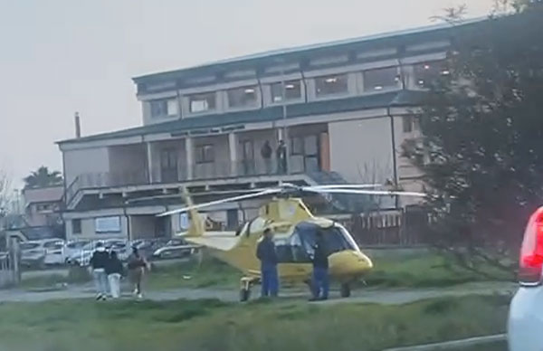 Lamezia, uomo di 62 anni ha malore in casa ma ambulanza è senza medico: inutile intervento elisoccorso 