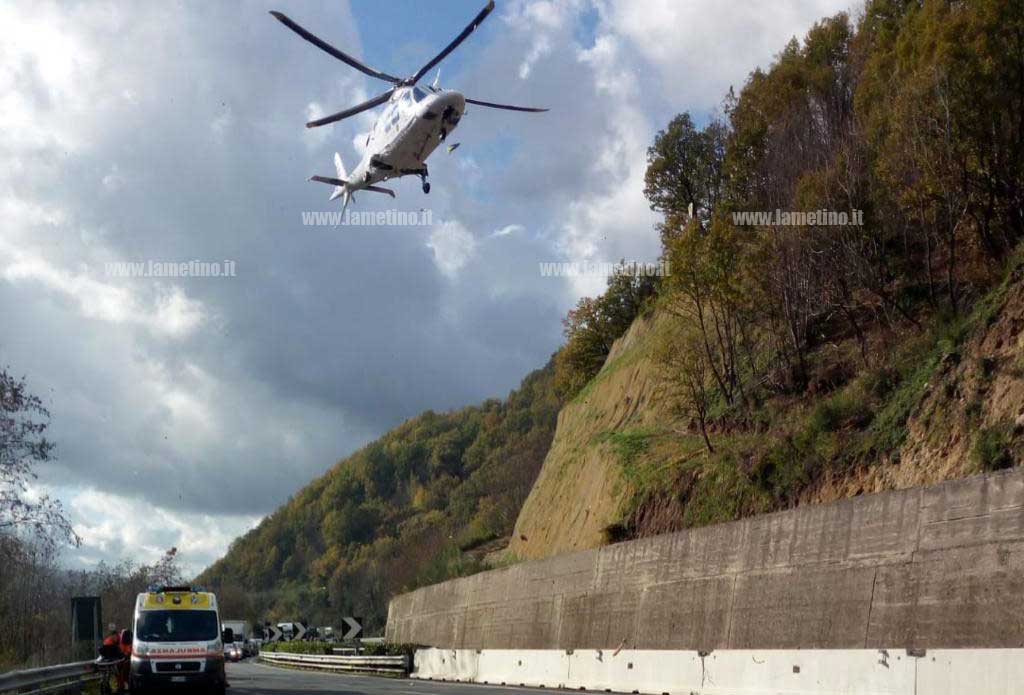 Si lancia da cavalcavia su A2 ad Altilia, salvata