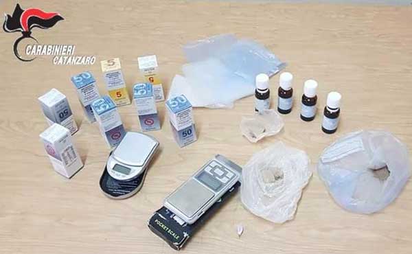 Eroina e metadone tra i mobili del soggiorno: un arresto a Maida