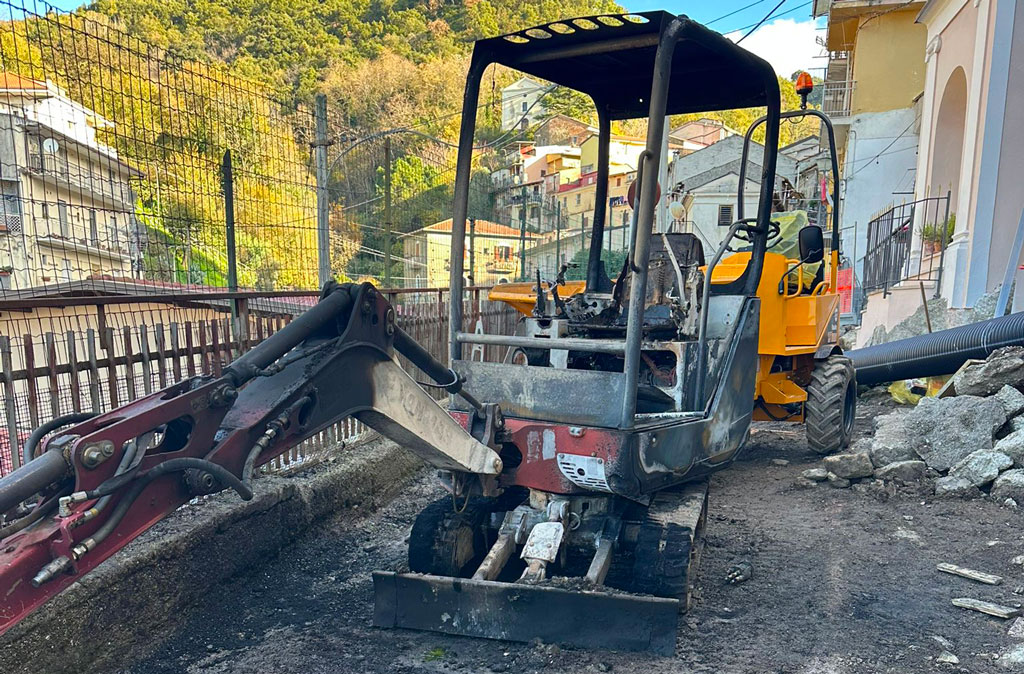 escavatore-bruciato_eac97.jpg