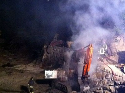escavatore-in-fiamme-notte.jpg