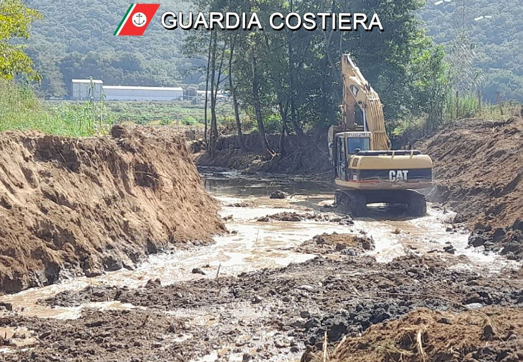 Mare torbido fra Vibo e Lamezia, Guardia costiera denuncia uomo che ha modificato argine di un torrente con escavatore - Video