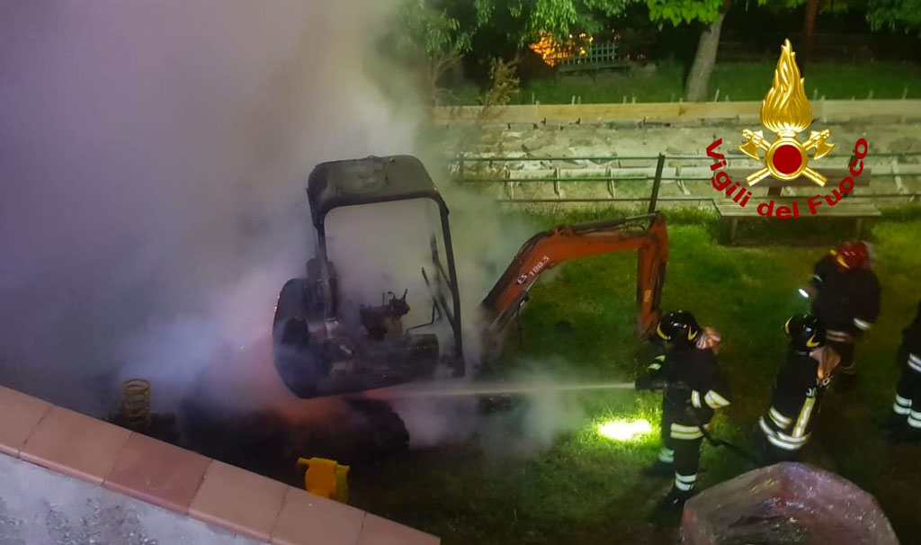 In fiamme miniescavatore in un parco giochi in allestimento a San Sostene, indagini
