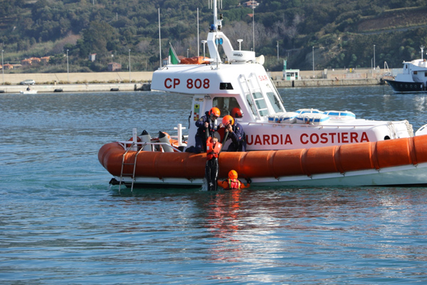Identificata donna morta in mare di fronte lungomare Paola, ipotesi suicidio