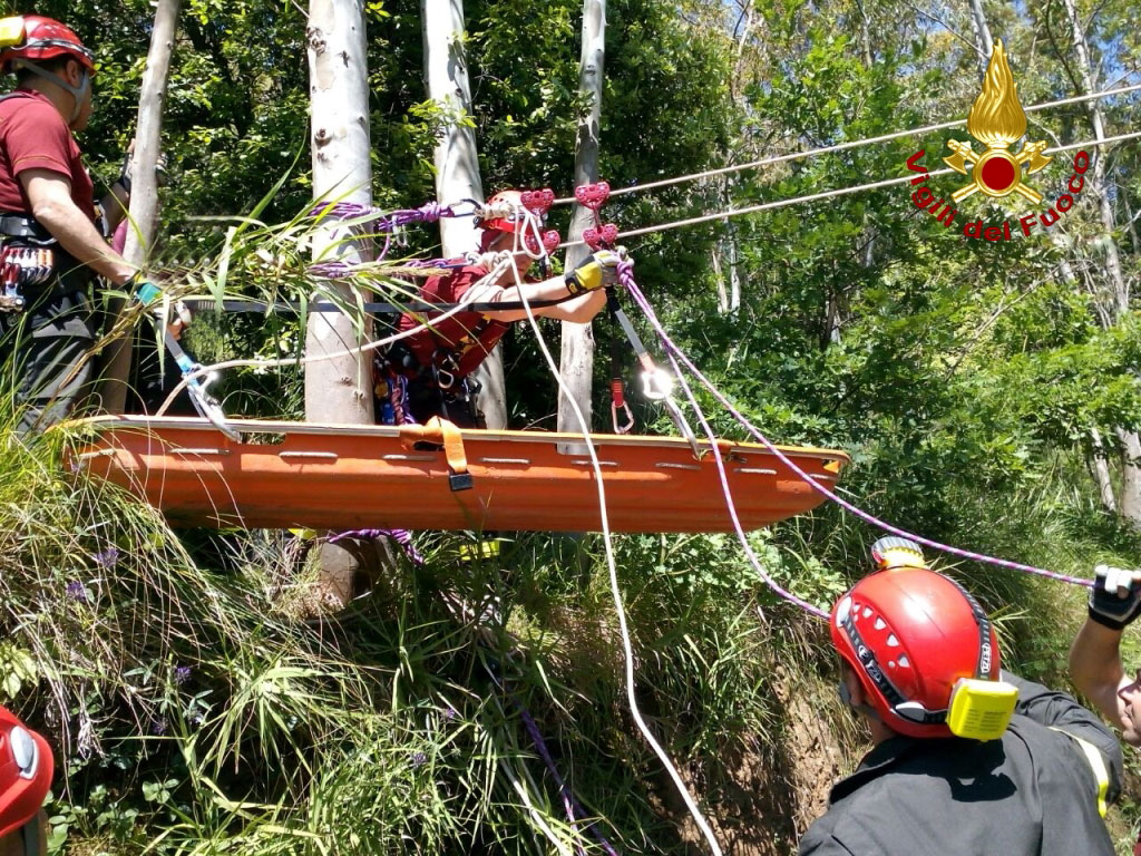 Vigili fuoco simulano recupero infortunato in dirupo in parco Catanzaro 