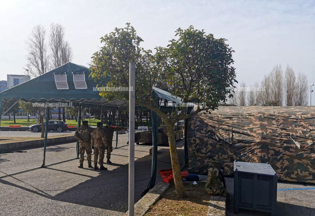 Lamezia, esercito allestisce tenda davanti ospedale: servirà per tamponi e vaccini
