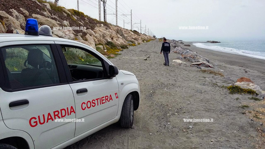 Guardia costiera rinviene eternit abbondonato su spiaggia a Coreca