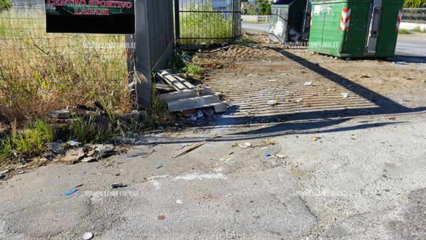 Lamezia: la segnalazione, lastre di eternit abbandonate in via del Progresso