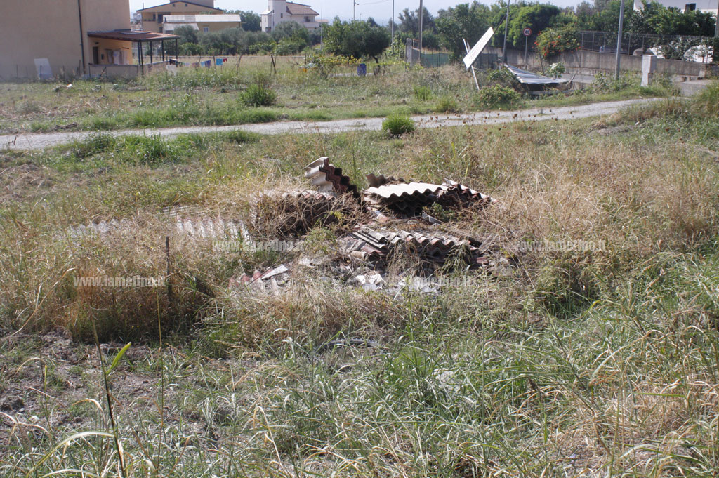 Lamezia: lastre di eternit abbandonate in campo in via Malaterra