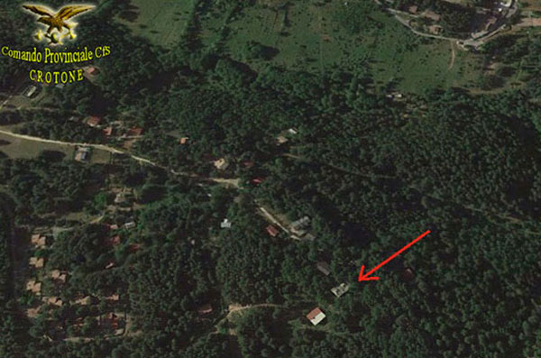Corpo forestale scopre casa con tetto eternit a Cotronei, denuncia