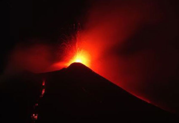 Chiuso aeroporto Reggio per eruzione Etna, alcuni voli dirottati su Lamezia