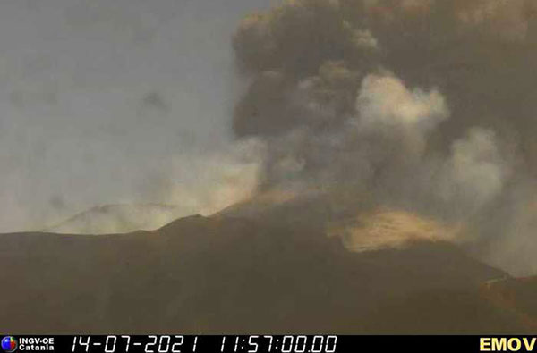 Etna in eruzione, cenere e nube alta 9 chilometri raggiunge costa calabrese