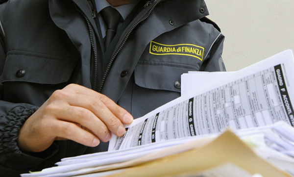 Truffe, indagati 32 falsi braccianti nel Cosentino: sequestrati beni