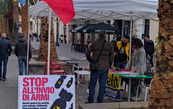 Lamezia, Exit su raccolta firme contro la guerra: "Cittadini vogliono la pace" 