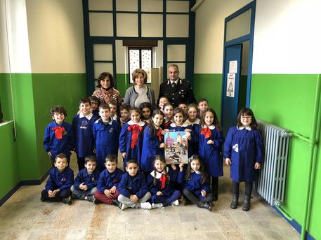 Carabinieri di Filadelfia donano calendario "Non solo Smartphone" ai bambini