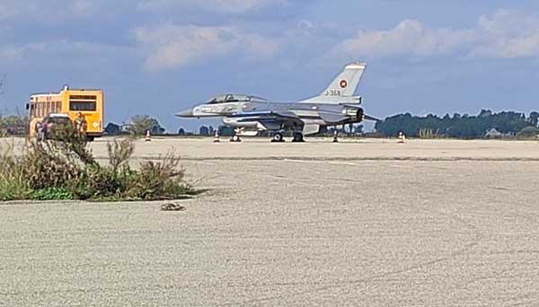 Aereo caccia F16 costretto ad atterraggio di emergenza a Crotone
