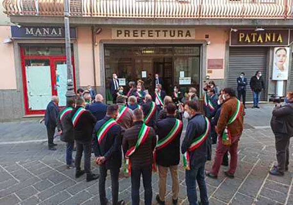 Coronavirus, sit in sindaci vibonese davanti Prefettura