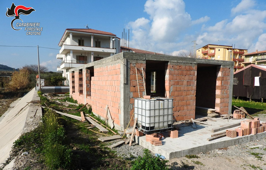 Sequestrato fabbricato abusivo nel crotonese