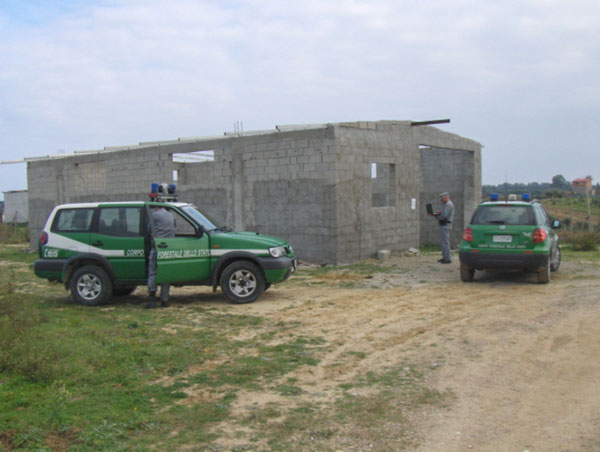 Sequestrati tre fabbricati abusivi nel crotonese, tre denunce 