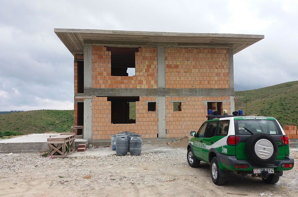 Fabbricato in costruzione abusivo sequestrato a Crotone