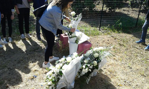 Rose bianche in ricordo di Fabiana Luzzi a tre anni dal delitto