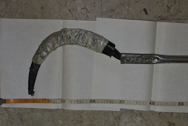 Tenta di decapitare vicino casa durante lite, arrestato 77enne