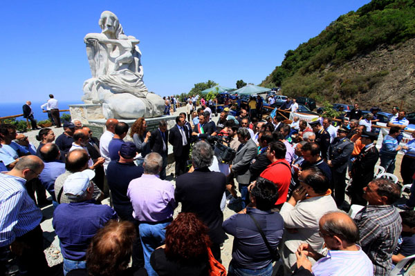 Falerna: Inaugurato il monumento ai caduti sul lavoro